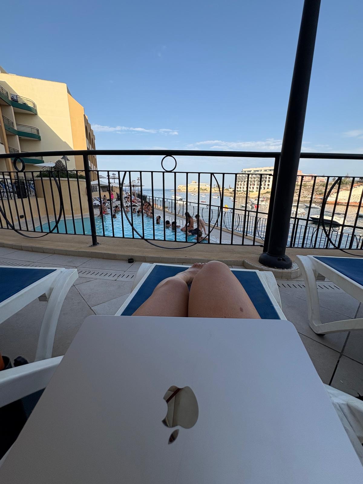 Il portatile di Sabina su un lettino affacciato sulla piscina e sul mare